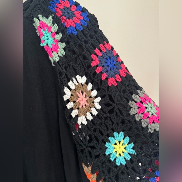 Umgee Black Top With Colorful Crochet Floral Sleeves Women’s Size Small Boho - Picture 3 of 5